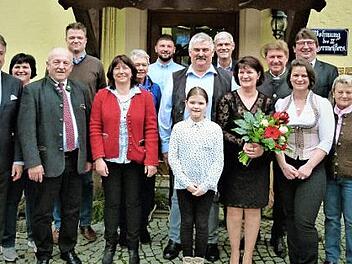Großer Bahnhof beim 60. Geburtstag von Kreisbäuerin Beate Opel. Unser Bild zeigt sie (mit Blumen) im Kreis ihrer Familie und einem Teil ihrer Geburtstagsgäste. Landesbäuerin Anneliese Göller überbrachte die Grüße des Bayerischen Bauernverbands. Foto: Werner Reißaus