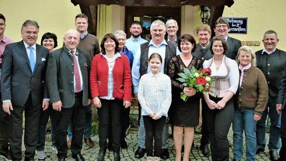 Großer Bahnhof beim 60. Geburtstag von Kreisbäuerin Beate Opel. Unser Bild zeigt sie (mit Blumen) im Kreis ihrer Familie und einem Teil ihrer Geburtstagsgäste. Landesbäuerin Anneliese Göller überbrachte die Grüße des Bayerischen Bauernverbands. Foto: Werner Reißaus