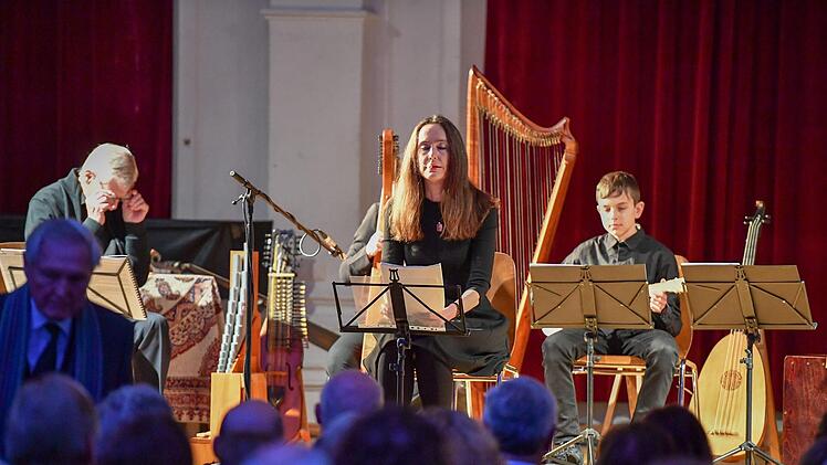 Tanja Kinkel (Mitte) mit der Capella Antiqua Bambergensis in der Aula des Franz-Ludwig-Gymnasiums Foto: Ronald Rinklef