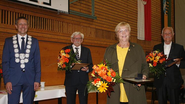 Zusammen waren sie 110,5 Jahre lang im Stadtrat. Bürgermeister Marco Steiner würdigte mit der goldenen Stadtmedaille die Verdienste von Werner Wanka, Gisela Böhnel und Georg Burkhardt (von links). Foto: Martin Rebhan