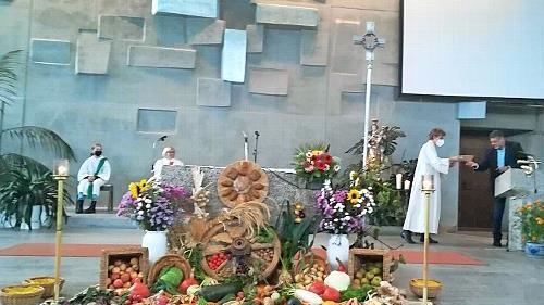 Traditionell wurde der Altar der St. Elisabeth-Kirche in Garitz zum Erntedank geschm&uuml;ckt.