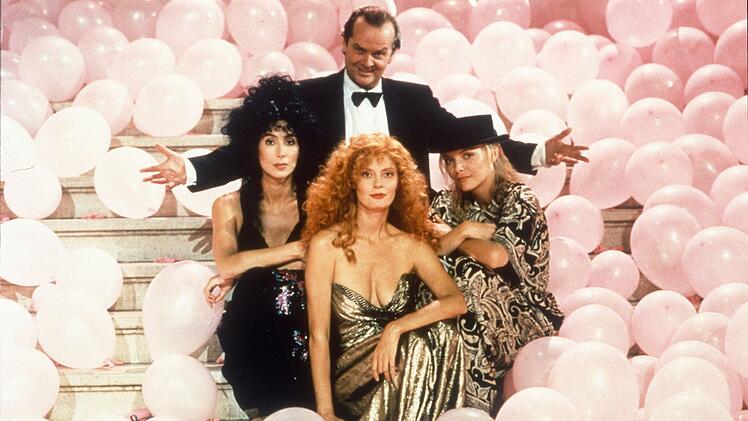 Durch "Die Hexen von Eastwick" (1987) wurde Michelle Pfeiffer (rechts, mit Susan Sarandon, Mitte, Cher und Jack Nicholson) endgültig zum Star. "Plötzlich erkannten mich die Leute auf der Straße", sagte die Schauspielerin 2007 dem Magazin "Stern".