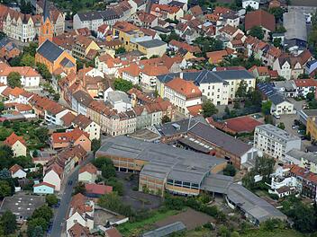 Symbol für den Stillstand auf dem Bamberger Wohnungsmarkt. Die Verwirklichung eines Baugebiets auf dem Glaskontorgelände lässt schon seit der Zeit auf sich warten, also im Rathaus noch OB Herbert Lauer regierte. Doch es gibt auch Gebiete, die sich schneller wandeln...