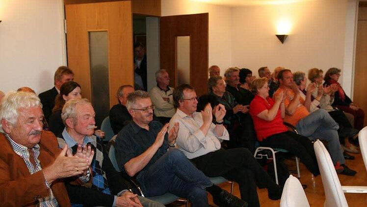 Nach der Wahl der weiteren Bürgermeister gab es Applaus im Publikum.  Foto: Werner Baier