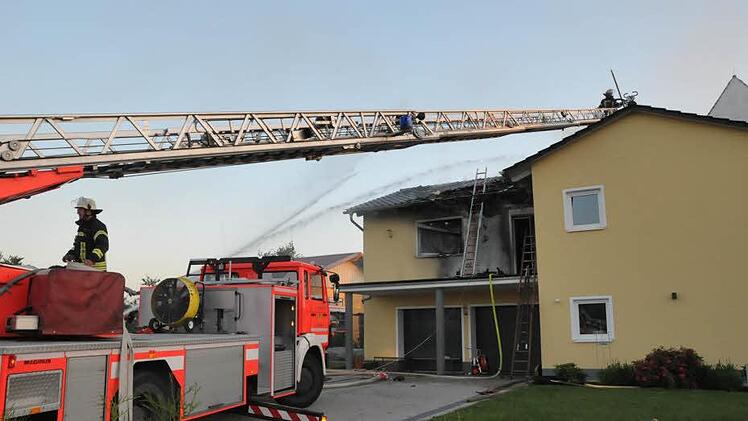 Die Bauweise des Hauses erschwerte die Löscharbeiten in Burgstall. Foto: Roland Meister