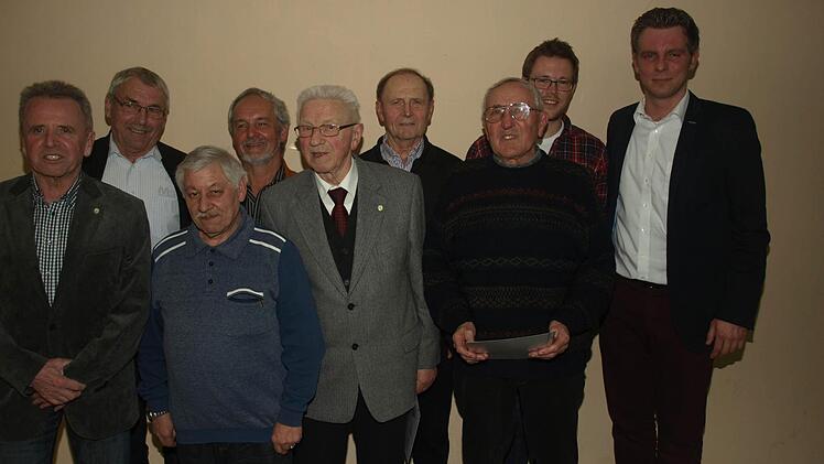 Martin Wende (r.) und Michael Seufert (2. v. r.) überreichten Ehrennadeln in Gold an (v. l.) Alois Karch, Gerhard Reuß, Werner Fuchsstadt, Harald Metz, Edmund Karch, Richard Herterich und Erwin Schott. Foto: Stefan Geiger