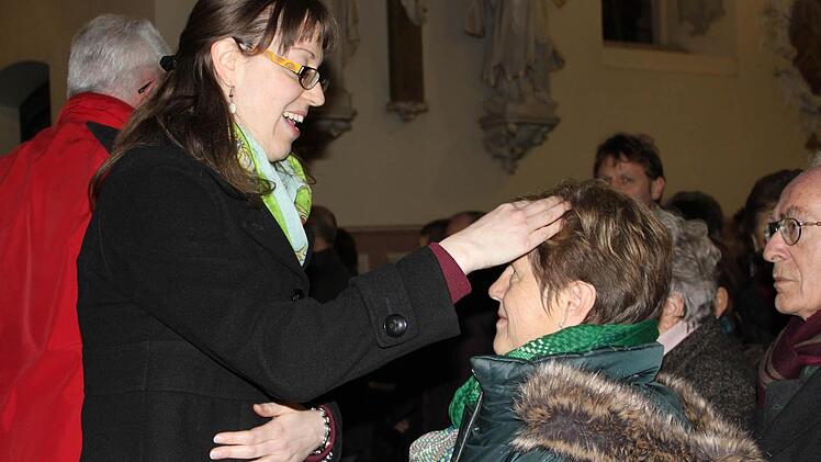 Ein Einzelsegen, oder auch paarweise, rundete die Sinnzeit am Valentinstag ab. Im Bild segnet Katrin Fuchs die Besucherin Rita B&ouml;hm.  Foto: Christiane Reuther