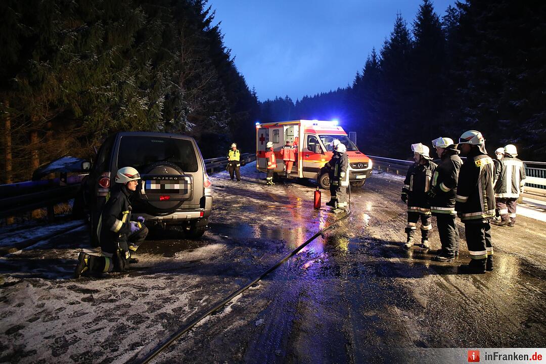 Drei Verletzte bei Unfall auf ploetzlich winterglatten Bundesstrasse