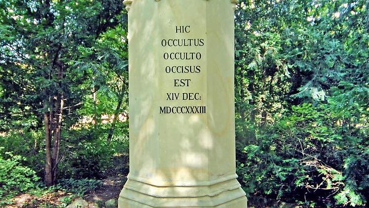 Ein Gedenkstein im Ansbacher Hofgarten erinnert an Kaspar Hauser mit der Inschrift: "Hier wurde ein Geheimnisvoller auf geheimnisvolle Weise getötet 14. Dez."