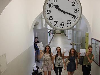 Sarah,Jessica, Andrea und Lisa (v.l.) aus der Klasse 9b gehören zu den rund 500 Schülern des Herdergymnasiums, für die es nach der Zeugnisvergabe, kurz nach 10, ab in die Sommerferien ging.  Foto: Andreas Oswald