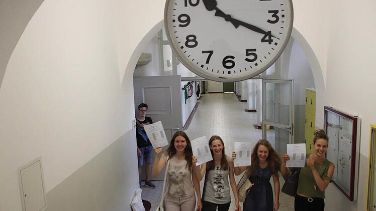 Sarah,Jessica, Andrea und Lisa (v.l.) aus der Klasse 9b gehören zu den rund 500 Schülern des Herdergymnasiums, für die es nach der Zeugnisvergabe, kurz nach 10, ab in die Sommerferien ging.  Foto: Andreas Oswald