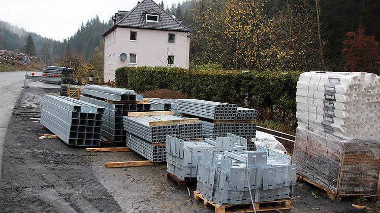 An der Felsmühle lagerten Leitplanken. Die meisten davon sind schon verbaut.  Foto: Friedwald Schedel