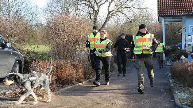 Das Archivfoto zeigt Polizeibeamte im Einsatz am 8. Dezember 2016. Sie suchten direkt nach dem Bank&uuml;berfall nach dem T&auml;ter.  Foto: Barbara Herbst