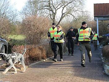 Das Archivfoto zeigt Polizeibeamte im Einsatz am 8. Dezember 2016. Sie suchten direkt nach dem Banküberfall nach dem Täter.  Foto: Barbara Herbst