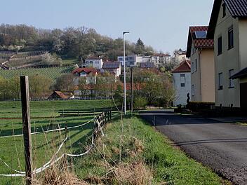 Blick auf die Siedlung und die Weinberge in Richtung Ziegelanger, wo sich einige Steinbacher Bürger bei Ankauf von aufgelassenen Weinbergen Bauplätze vorstellen könnten.Günther Geiling