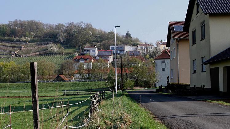 Blick auf die Siedlung und die Weinberge in Richtung Ziegelanger, wo sich einige Steinbacher Bürger bei Ankauf von aufgelassenen Weinbergen Bauplätze vorstellen könnten.Günther Geiling