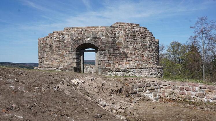 Um die Burganlage Osterburg besser pflegen zu können, wird das Gelände entsprechend geebnet. Marion Eckert