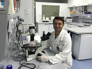 Egal ob im Labor oder auf dem Platz: Roman Potemkin braucht ein geschultes Auge und muss immer genau hinschauen. Manchmal braucht der Chemiker dafür ein Mikroskop. Foto: privat