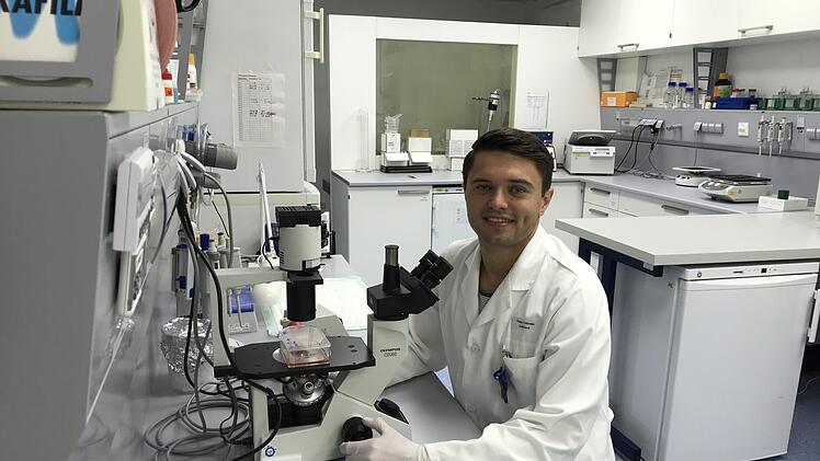 Egal ob im Labor oder auf dem Platz: Roman Potemkin braucht ein geschultes Auge und muss immer genau hinschauen. Manchmal braucht der Chemiker dafür ein Mikroskop. Foto: privat