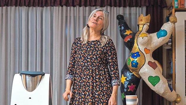 Das Falco-Garbisch-Ensemble erzählt mit Inge Albus einen spannenden Hausfrauenkünstlerinnenmonolog.  Alle Fotos: p