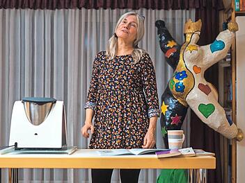 Das Falco-Garbisch-Ensemble erz&auml;hlt mit Inge Albus einen spannenden Hausfrauenk&uuml;nstlerinnenmonolog.  Alle Fotos: p