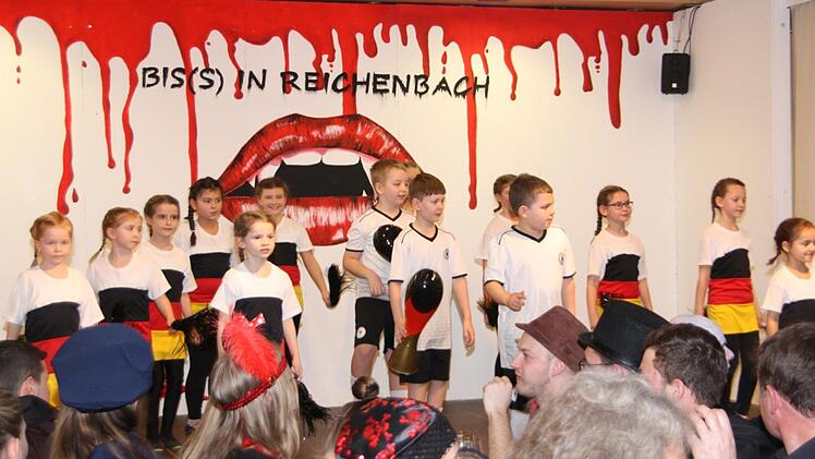Die jungen Fußballspieler und ihre Cheerleader ließen den Fußball hochleben. Foto: Matthias Nöth