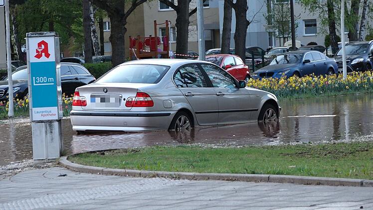 Straße nach Wasserrohrbruch überflutet