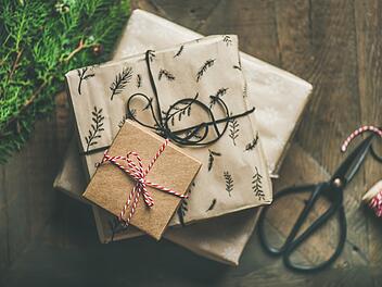 Weihnachten naht und es ist höchste Zeit, die letzten Weihnachtsgeschenke zu besorgen. Wir verraten Ihnen tolle Last Minute Deals bei Händlern wie Amazon und Co. Foto: yvettefang0604/Pixabay.com.