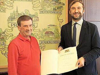 Bürgermeister Christian Ruppert überreicht Matthias Engelhardt die Urkunde zum Dienstjubiläum.