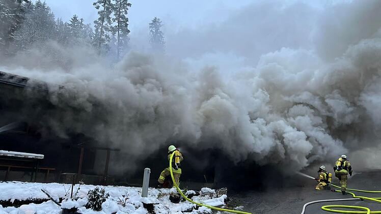 Ludwigsstadt: Feuerwehr-Großeinsatz bei Brand in „Liftstuben“ – beeindruckende Bilder