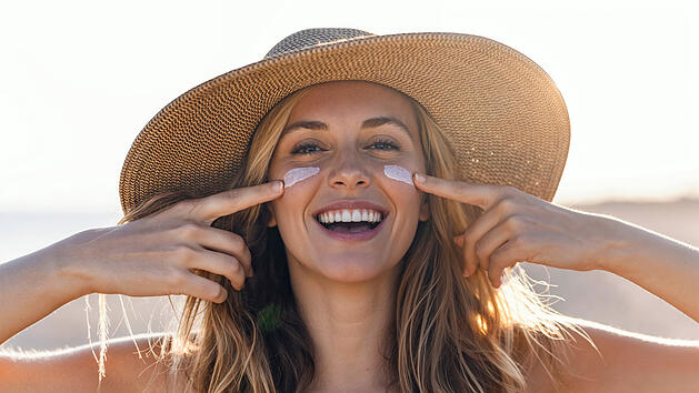 Schutz speziell f&uuml;rs Gesicht: Zwei Sonnencremes punkten - zwei fallen durch