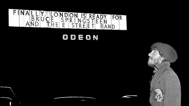 1975 ist es soweit: Bruce Springsteen kommt nach Europa, genauer gesagt nach London. Hier steht der US-Musiker vor jenem Schild, das sein erstes Brit-Konzert am 18. November 1975 im Hammersmith Odeon in London ank&uuml;ndigt.