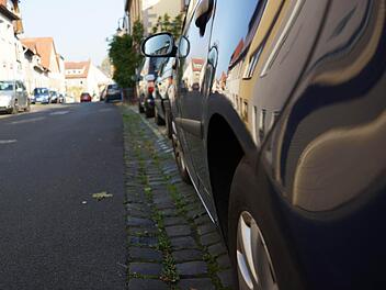 Anwohner nutzen in der Dalbergstraße jeden Stellplatz. Fotos: Arkadius Guzy