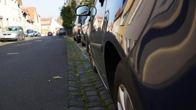 Anwohner nutzen in der Dalbergstraße jeden Stellplatz. Fotos: Arkadius Guzy