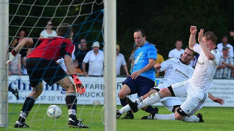Szene vom Spiel des VfB Burglauer (weiße Trikots) gegen Eichenhausen/Saal (2:3). Foto: Anand Anders