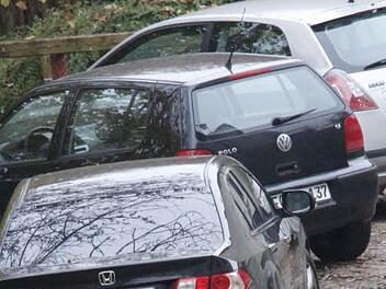 Geparkt wird, wo man ein Auto hinstellen kann. Dabei ist in der Tiefgarage und im Parkhaus Kronengarten viel Platz. Foto: Josef Hofbauer