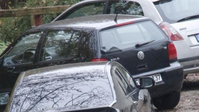 Geparkt wird, wo man ein Auto hinstellen kann. Dabei ist in der Tiefgarage und im Parkhaus Kronengarten viel Platz. Foto: Josef Hofbauer