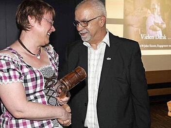 Hans-Georg Prehmus übergibt anlässlich seiner Verabschiedung symbolisch den Stab an seine Nachfolgerin Martina Weber, neue Betriebsratsvorsitzende der Kulmbacher Brauerei Aktiengesellschaft, und wünscht ihr viel Erfolg für ihre Tätigkeit. Foto: Kulmbacher Brauerei