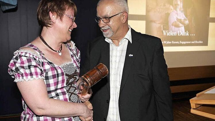 Hans-Georg Prehmus übergibt anlässlich seiner Verabschiedung symbolisch den Stab an seine Nachfolgerin Martina Weber, neue Betriebsratsvorsitzende der Kulmbacher Brauerei Aktiengesellschaft, und wünscht ihr viel Erfolg für ihre Tätigkeit. Foto: Kulmbacher Brauerei