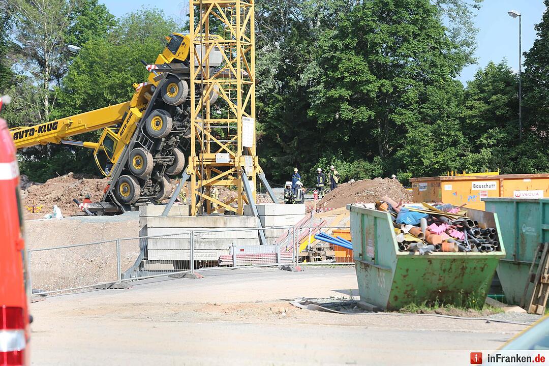 Autokran auf Baustelle in Bayreuth umgestürzt
