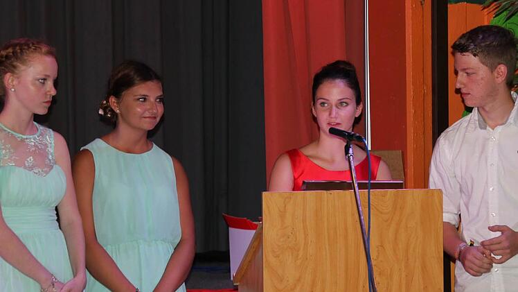 Die Schülersprecher Jasmin Stretz, Marie Pfeufer, Viola Elshani und Kai-Metin Janicek bedankten sich mit Geschenken und freundlichen Worten sowie einem Rückblick bei der Lehrerschaft.