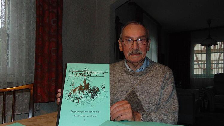 Zehn Jahre arbeitete Edwin Derfuß an der Chronik Foto: Petra Malbrich