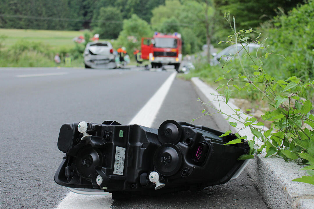 Kreis Forchheim: Autos kollidieren frontal auf B2 bei Betzenstein