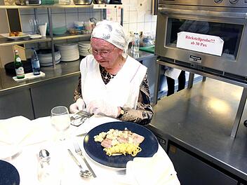 Vroni Bretting, die frühere Haushälterin der Unternehmerfamilie Dassler, kochte im Hotel Herzogspark ein Menu aus Lieblingsspeisen Käthe Dasslers, die am 17. Juli ihren 100. Geburtstag feiern würden. Die 91-jährige Bretting stand am Herd eines Hauses, das die Herzogenauracher Ehrenbürgerin Dassler gründete. Foto: sae
