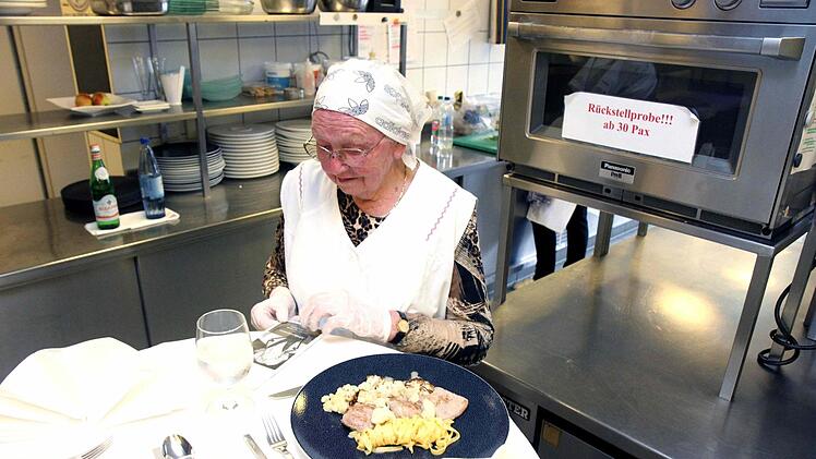 Vroni Bretting, die frühere Haushälterin der Unternehmerfamilie Dassler, kochte im Hotel Herzogspark ein Menu aus Lieblingsspeisen Käthe Dasslers, die am 17. Juli ihren 100. Geburtstag feiern würden. Die 91-jährige Bretting stand am Herd eines Hauses, das die Herzogenauracher Ehrenbürgerin Dassler gründete. Foto: sae