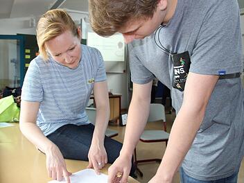 Nadine Oeser geht mit Philipp Stumpf die Ergebnisse seines Tests durch. Foto: Katharina Müller-Sanke