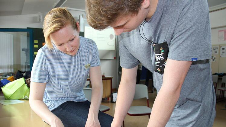 Nadine Oeser geht mit Philipp Stumpf die Ergebnisse seines Tests durch. Foto: Katharina Müller-Sanke