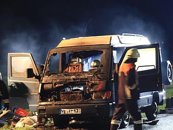 Der Motorraum des alten Campingwagens brannte komplett aus.  Fotos: News5/Merzbach