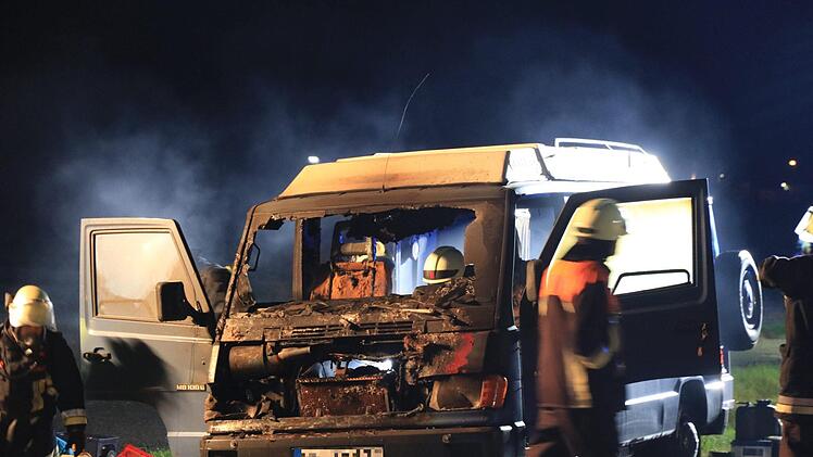 Der Motorraum des alten Campingwagens brannte komplett aus.  Fotos: News5/Merzbach