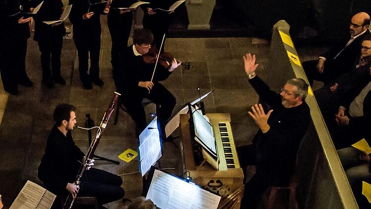 Die Kantorei Heilig Kreuz unter der Leitung von Sigurd Knopp sang die Uraufführung der Weihnachtskantate "Licht, das in die Welt gekommen."Foto: Jochen Berger